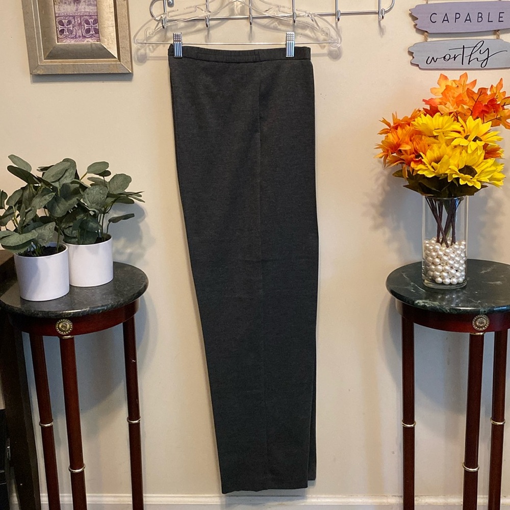 Alfred Dunner Gray Slacks Sz 12. Lined Pockets in front. Great Condition.
